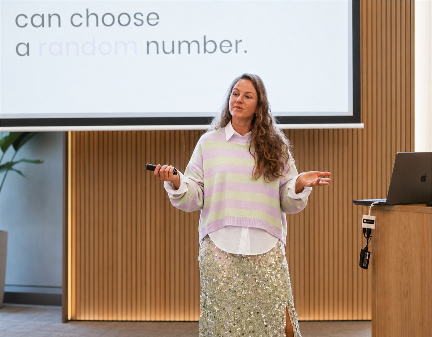 Ilona presenteert met live demo op het scherm
